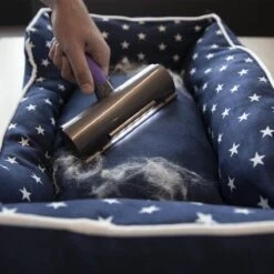 FurDaddy Batterij-aangedreven - Huisdier Haar Verwijderaar Voor Kleding - Herbruikbare Pluizenroller Voor Moeiteloze Verwijdering Van Kattenhaar & Hondenhaar - Zelfreinigende Pluizenborstel Voor Tapijt, Bank, Auto, Bed -Honden Huis Winkel 1200x1200 150