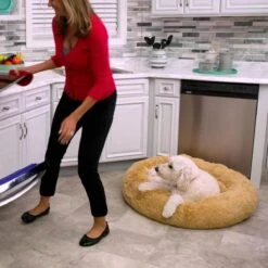 Peaceful Pooch S - Pluizig Hondenbed - 58cm Diameter - Opvouwbaar - In Verschillende Maten. Kattenbed - Wasbaar - Uitneembare Vulling - Ontspant Gewrichten En Spieren - Anti-slip Noppenbodem -Honden Huis Winkel 1200x1200 995