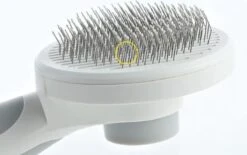 Merkloos Dierenborstel - Haarborstel Huisdieren - Borstel Voor Vacht Huisdier - Borstel Kat - Borstel Hond - Makkelijk Haar Verwijderen Met één Klik - Inclusief Speeltje - Kam Huisdier - Vachtverzorging - Massage -Honden Huis Winkel 1200x751