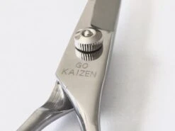 Professionele Hondenscharen Set - Extra Veilige Grooming Set - Trimscharen Voor Honden - Knipschaar - Effileerschaar / Uitdunschaar - Gebogen Schaar Met Ronde Punt - Precisieschaar - Hondenverzorging - Inclusief Kam, 2 Haarclips En Luxe Opbergdoos -Honden Huis Winkel 1200x899 5